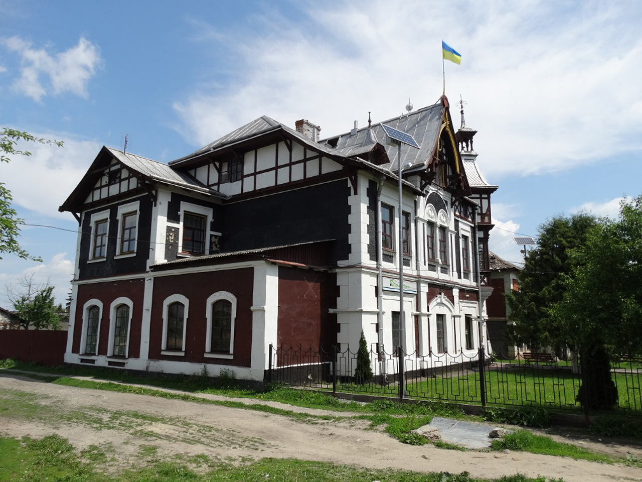 Автомобільний гараж, Антоніни
