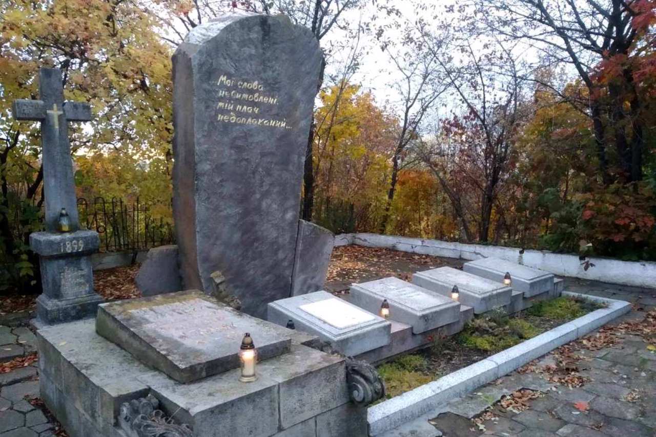 Могила Василия Стефаника, Русев