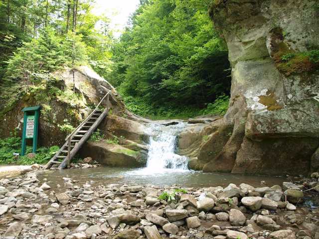 Буковинські водоспади (Смугарські), Розтоки