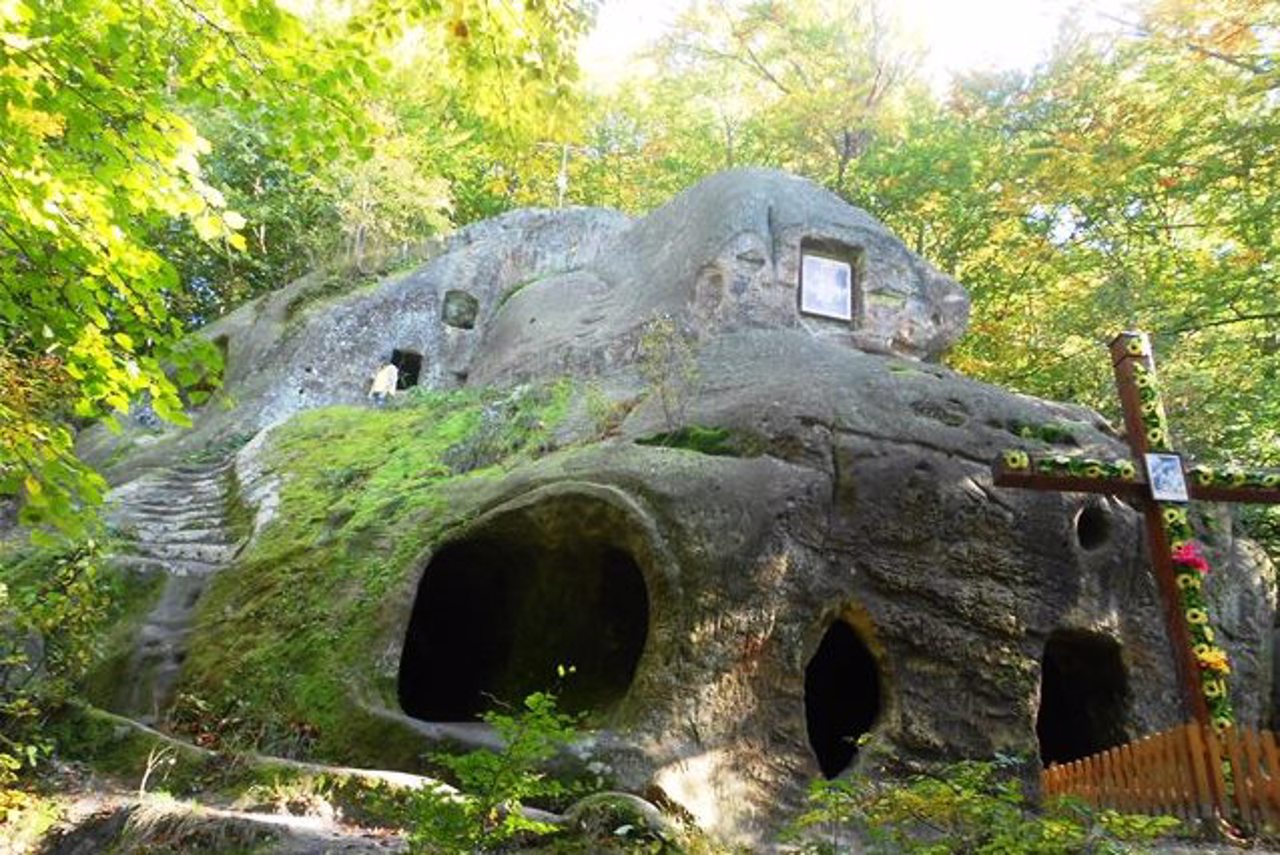 Cave Monastery, Rozhirche
