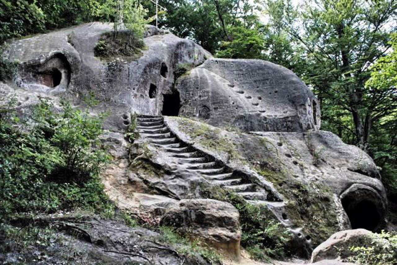 Cave Monastery, Rozhirche