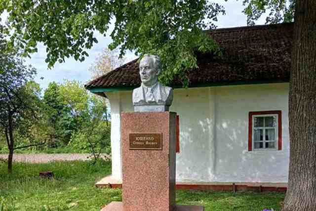 Музей-садиба Олекси Ющенка, Хоружівка