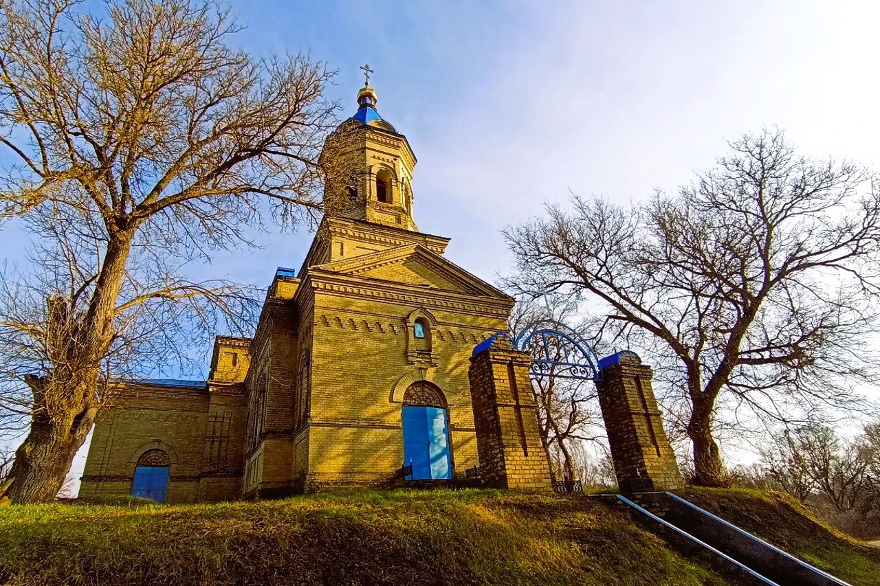 Свято-Покровська церква, Македони