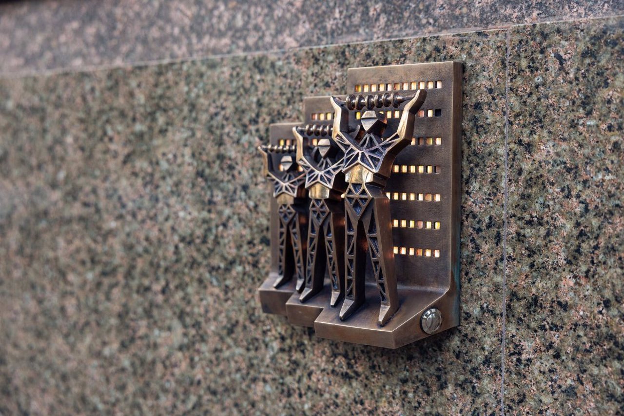 50-та ювілейна мініскульптура "Люди-опори" в Києві